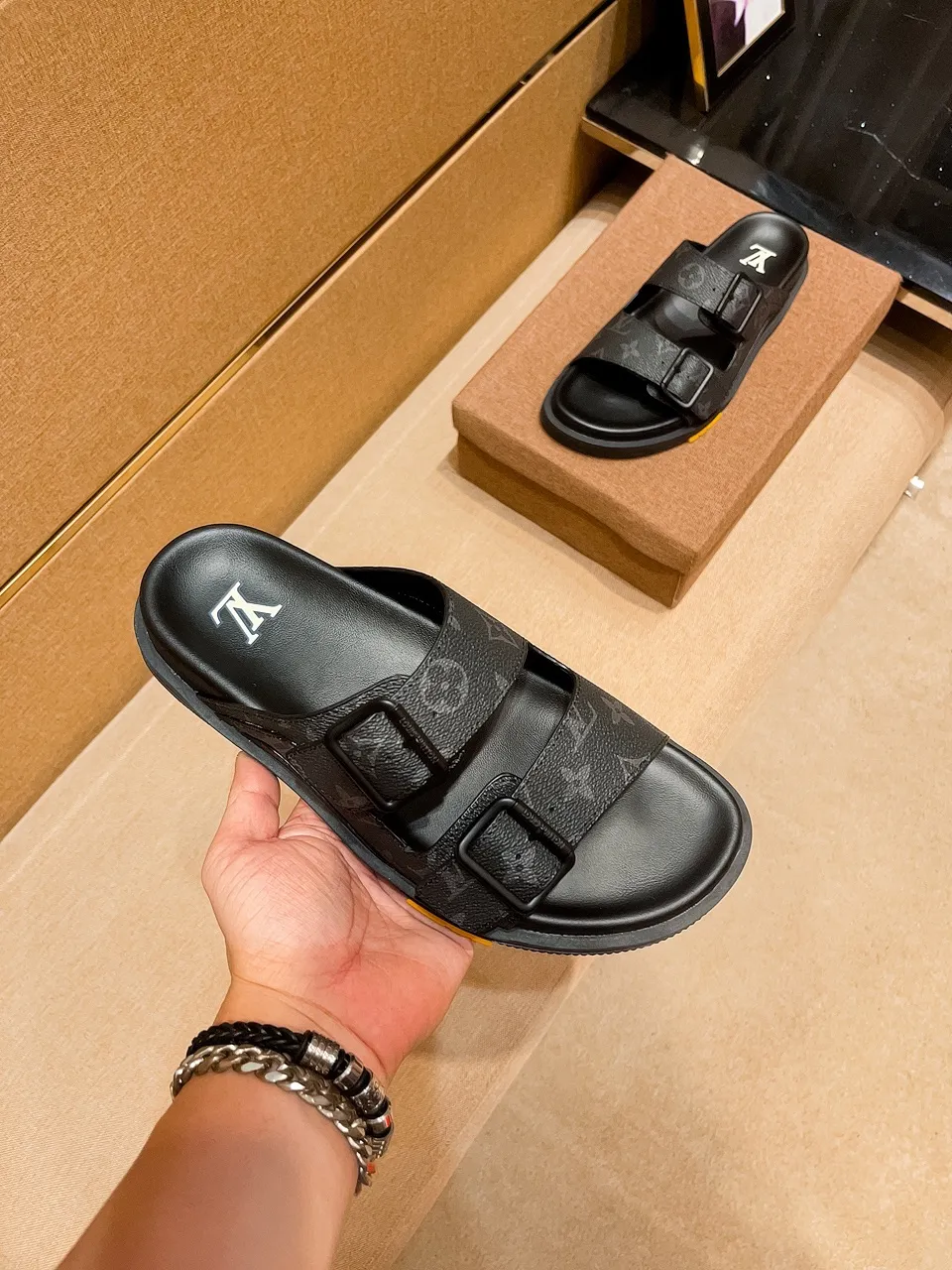 Men's shoes 💰 380 💰 New model on the market 🔥 [LV 🔥 Slippers] High-end 1:1 mold customization of first-layer cowhide, original upgraded version of the outsole, lighter and non-slip. The market's top quality, fashionable and trendy, versatile and popular, simple yet tasteful, a must-have for fashionistas, exuding a fashionable and casual atmosphere, fashion is at your feet, full of confidence, the same style at the counter 👍The season of spring and summer slippers is here, they are super beautiful to wear, 38-44, multiple colors available🔥